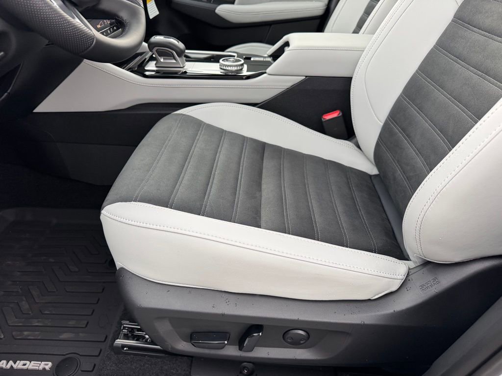 New 2025 Mitsubishi Outlander SE image 29