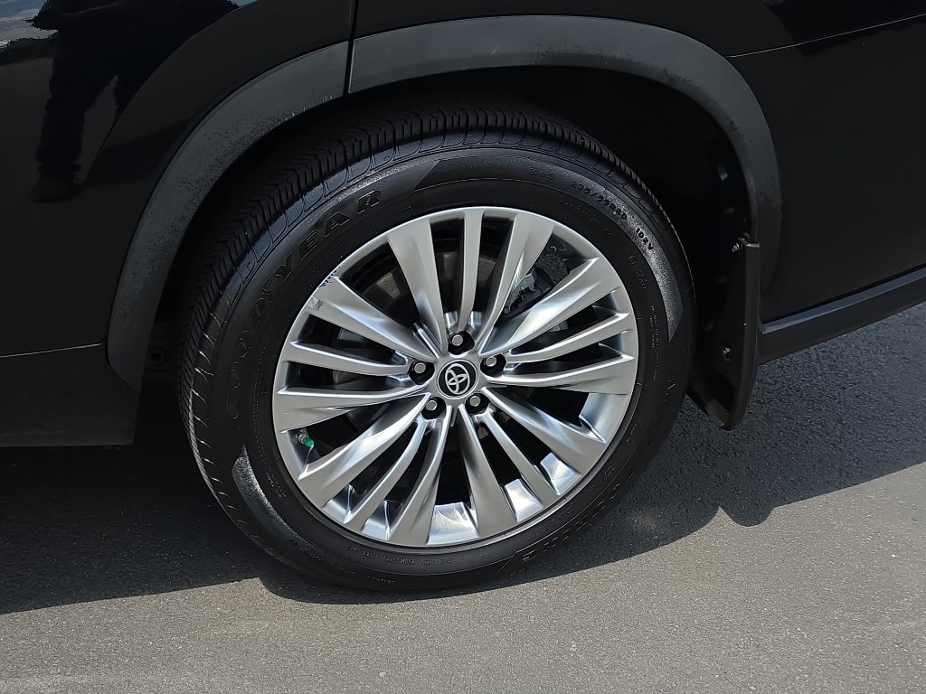 Certified 2024 Toyota Highlander Platinum AWD/4WD image 12