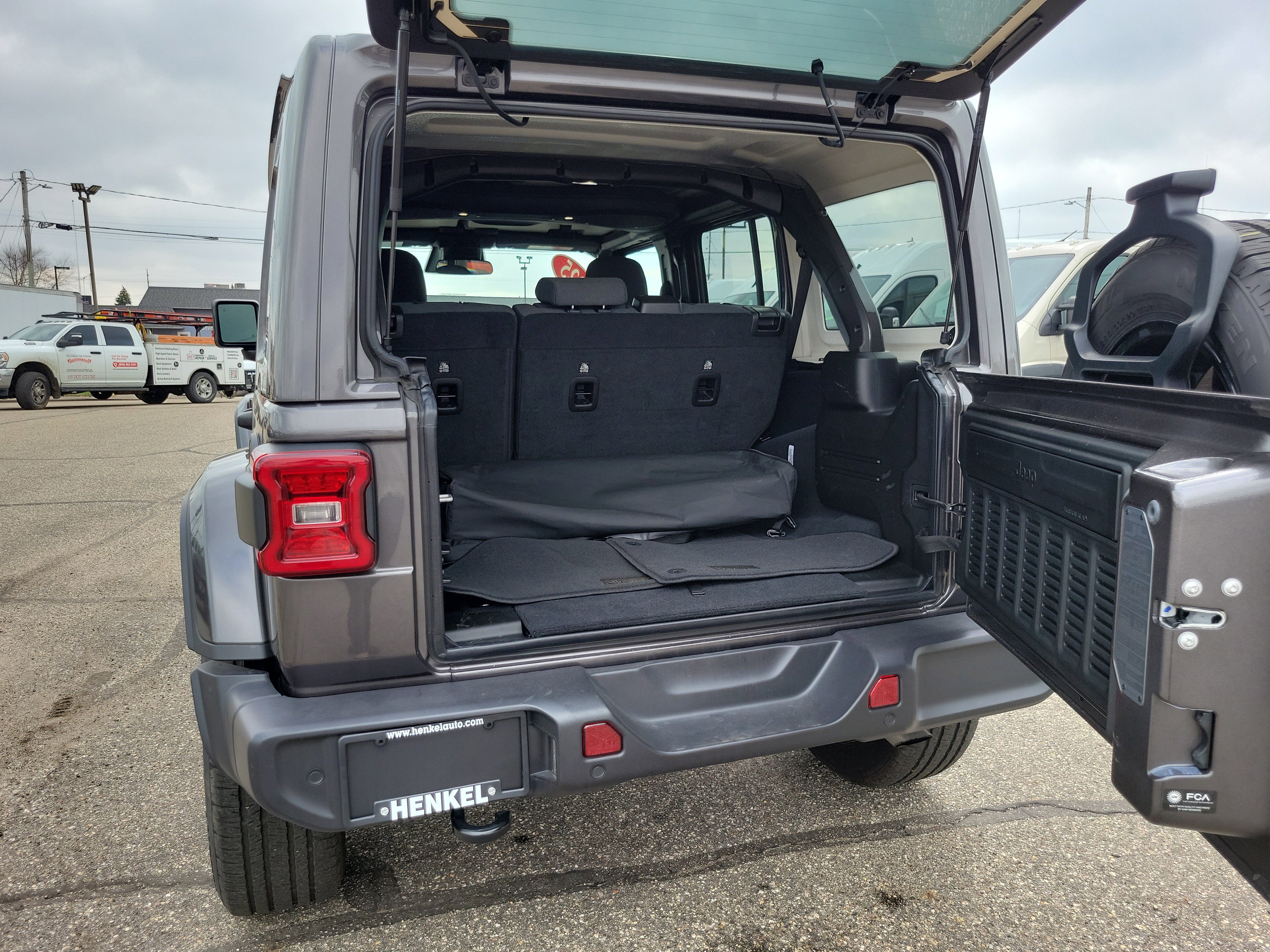 Used 2025 Jeep Wrangler Unlimited Sahara w/ Safety Group image 19