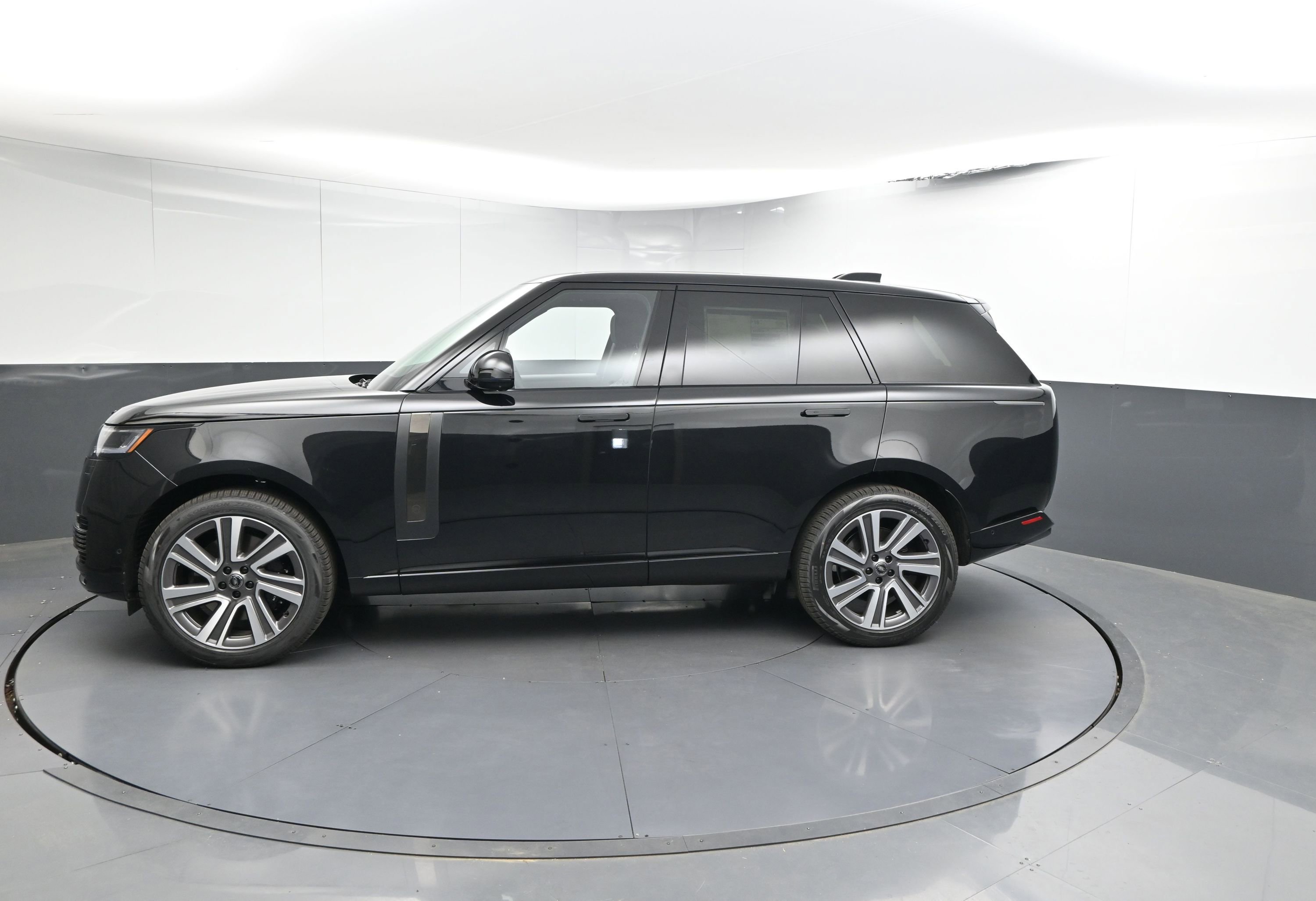 New 2025 Land Rover Range Rover SV image 2