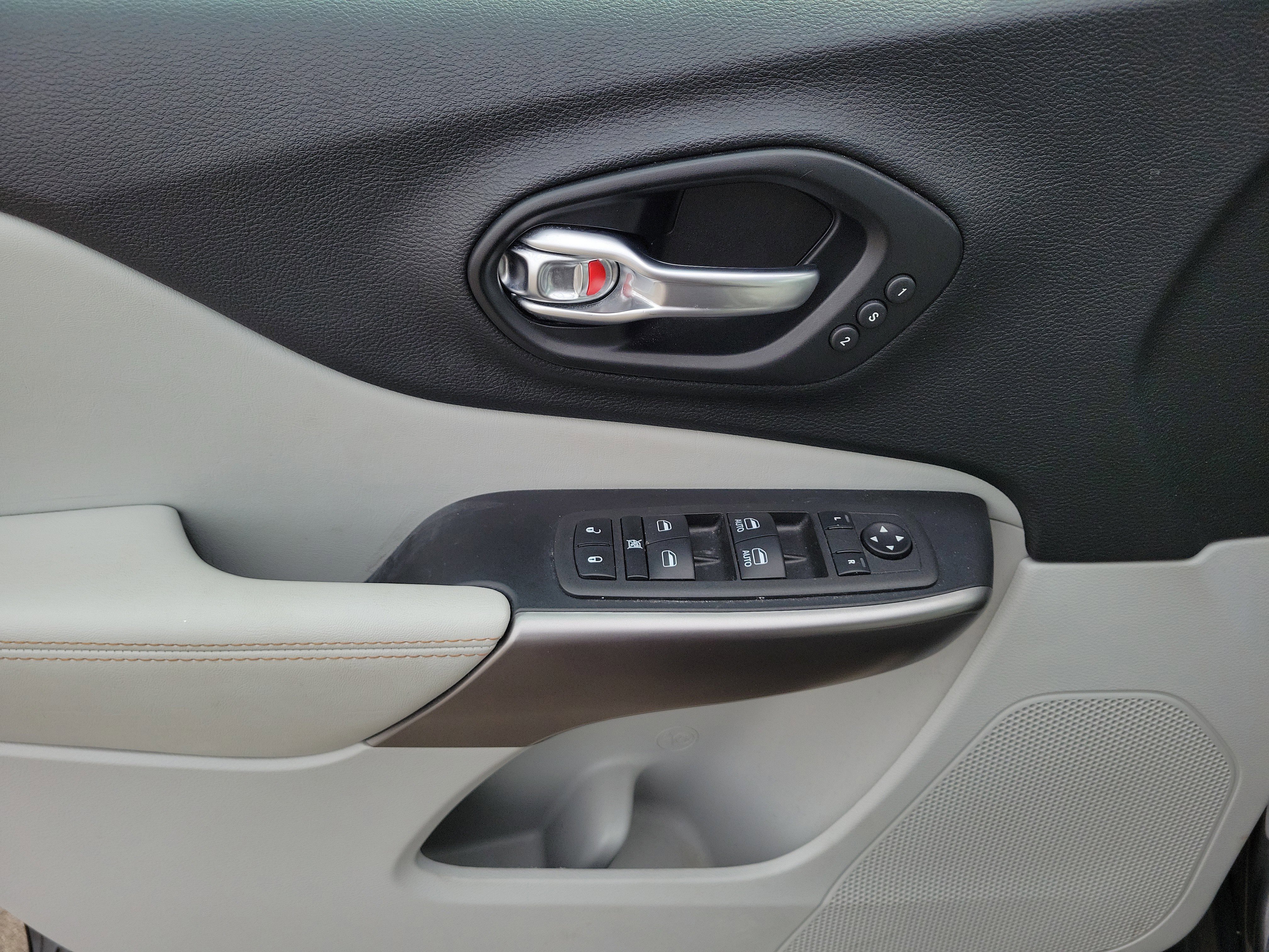 Used 2021 Jeep Cherokee Limited image 20