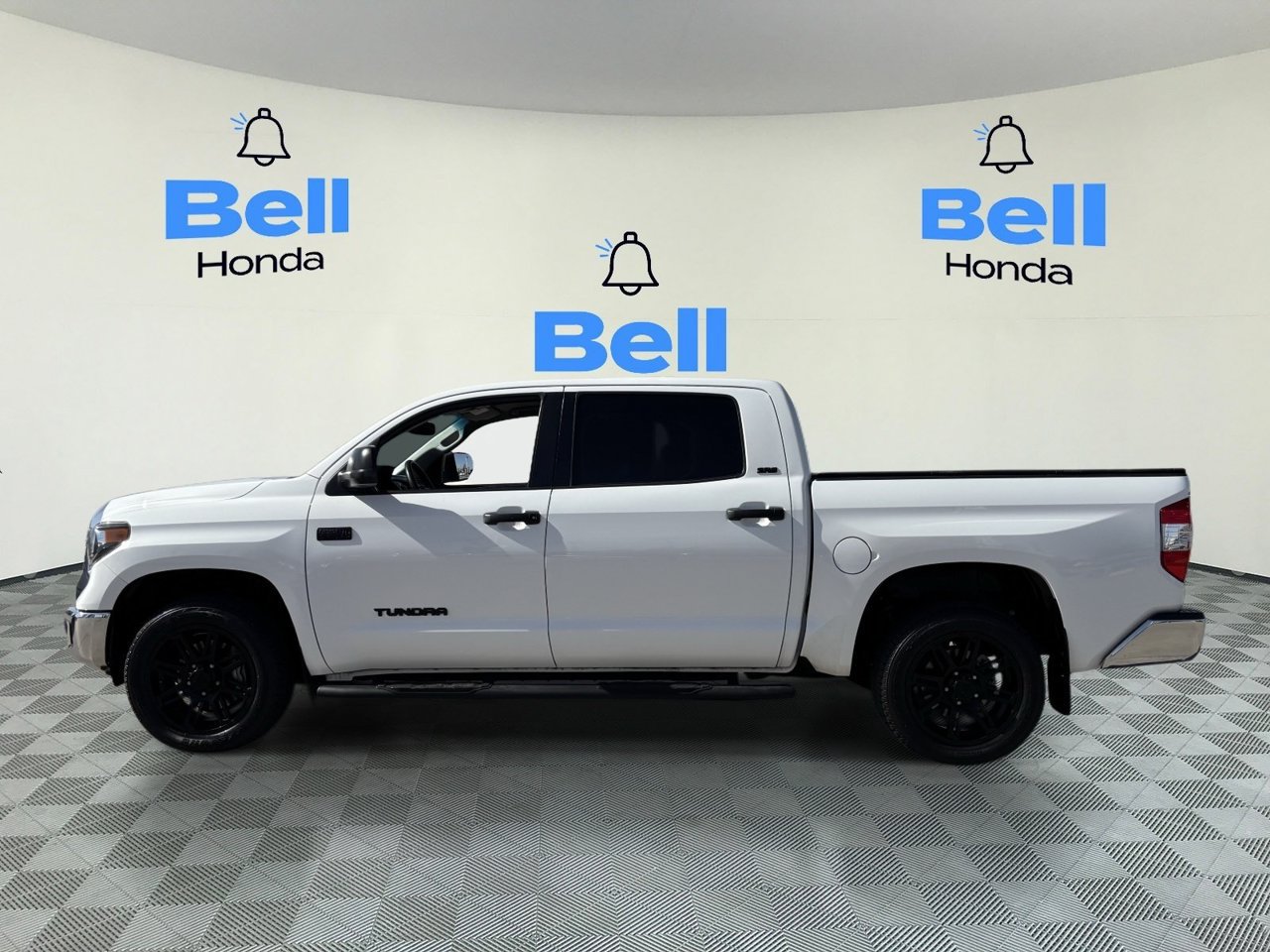 Used 2019 Toyota Tundra SR5 w/ SR5 Upgrade Package AWD/4WD image 2