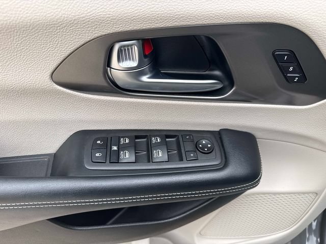 Used 2022 Chrysler Pacifica Touring-L w/ Uconnect Theater Family Group FWD image 12