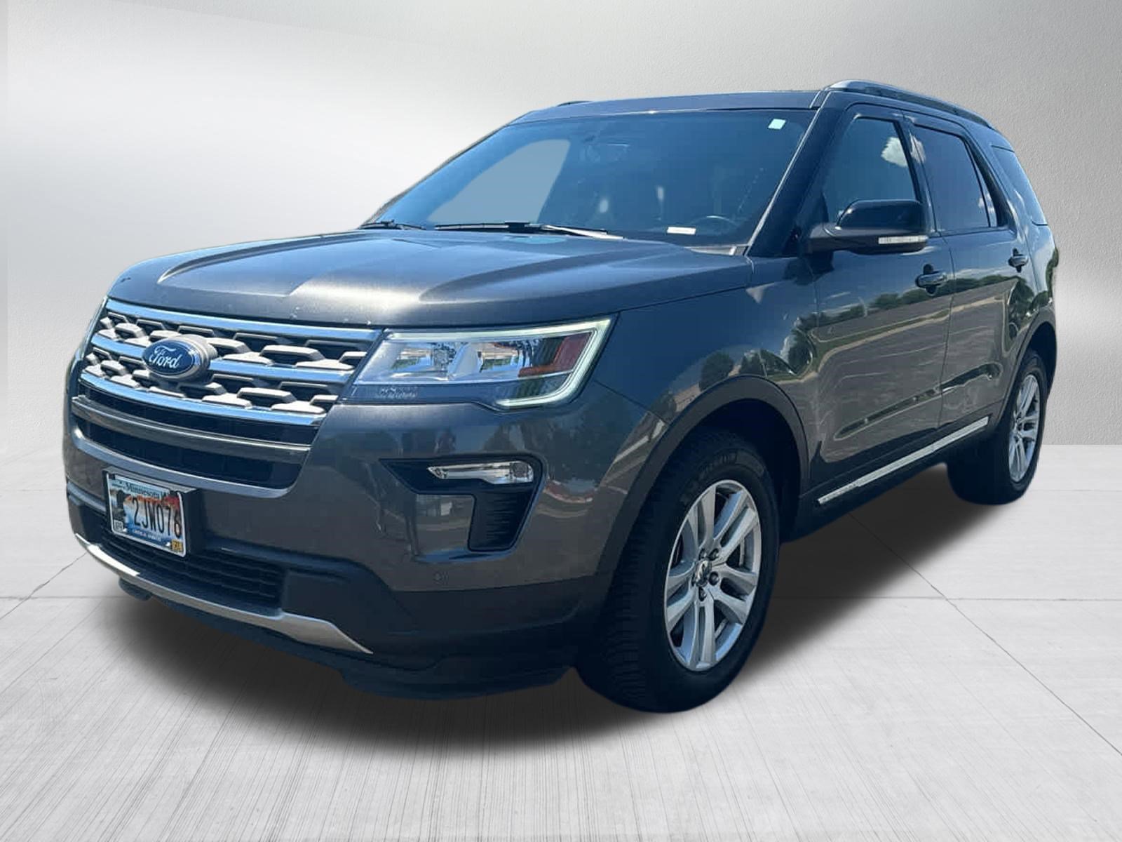 Used 2018 Ford Explorer XLT w/ Equipment Group 202A AWD/4WD image 3