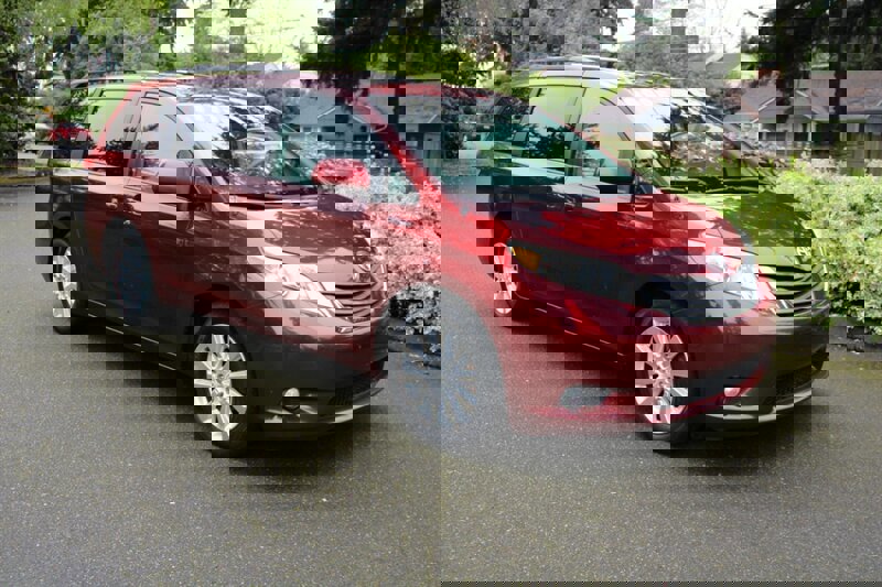 Used 2011 Toyota Sienna XLE w/ Entertainment Pkg image 2