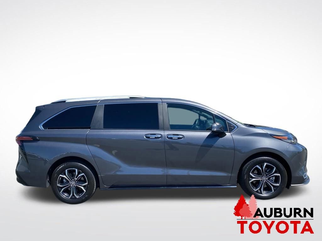 Used 2025 Toyota Sienna Platinum AWD/4WD image 7