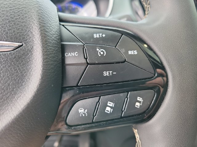 Used 2025 Chrysler Pacifica Limited FWD image 32