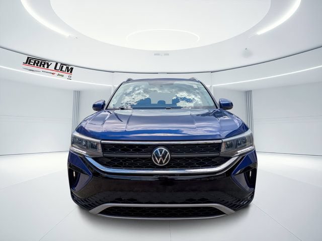Used 2022 Volkswagen Taos SE w/ Panoramic Sunroof Package FWD image 8