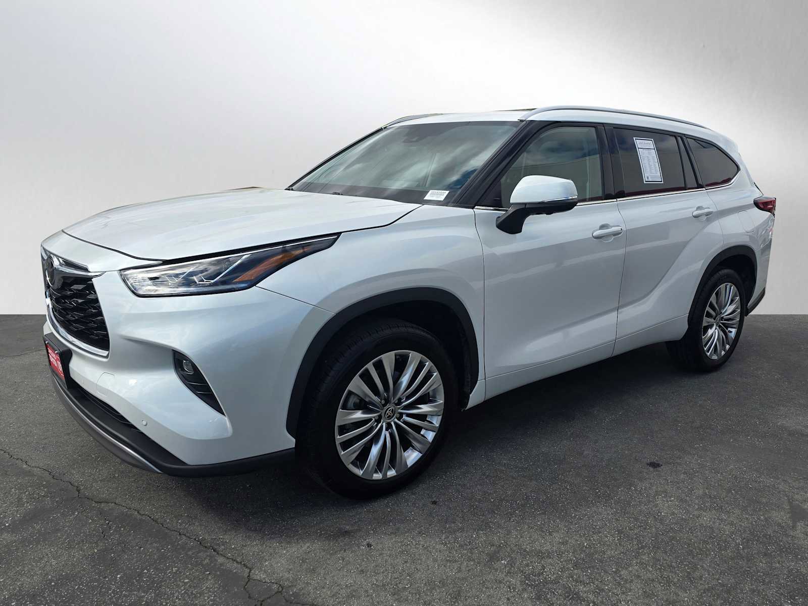 Used 2023 Toyota Highlander Platinum image 3
