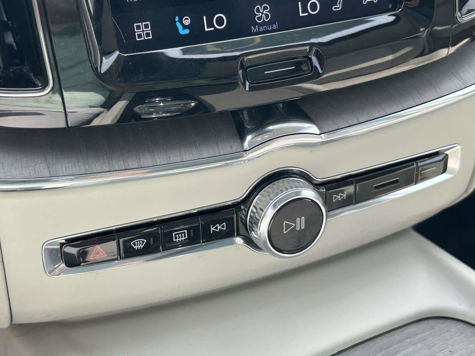 Certified 2023 Volvo XC60 B6 Ultimate w/ Protection Package Premier image 29