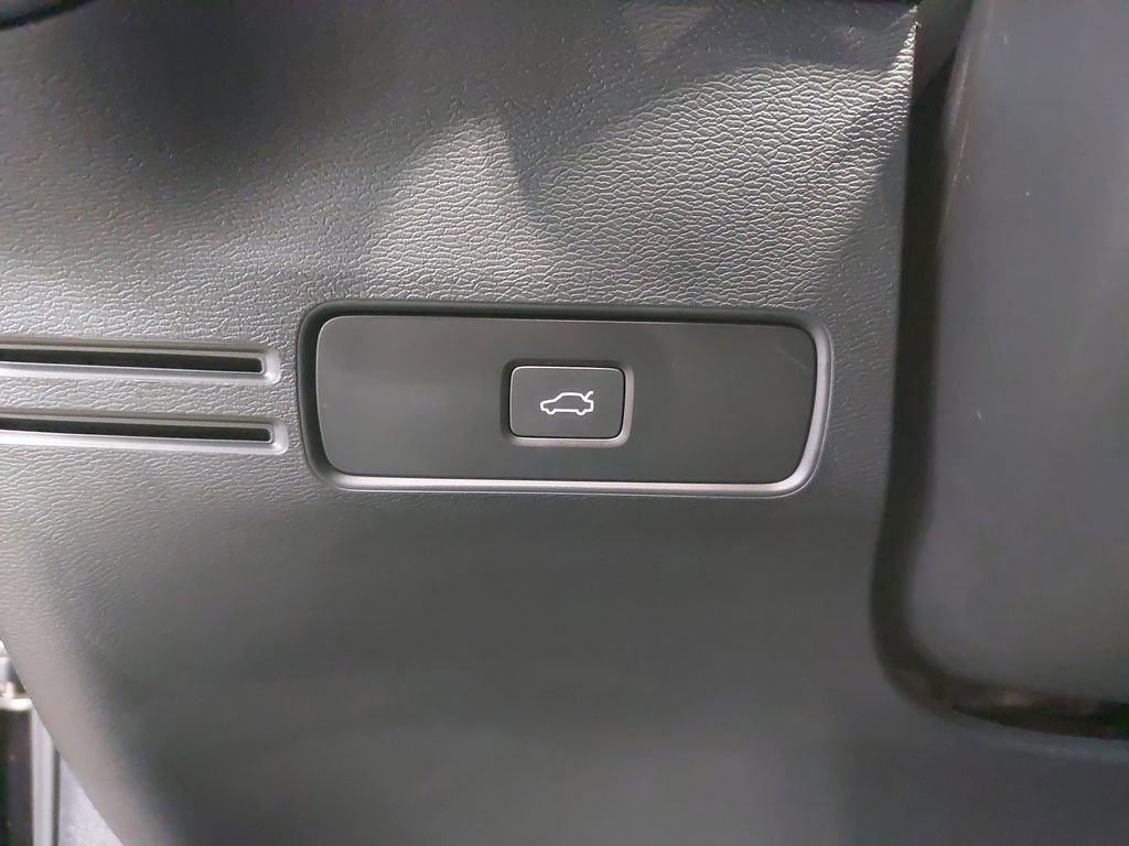 Used 2024 Volvo XC40 B5 Plus w/ Climate Package image 26