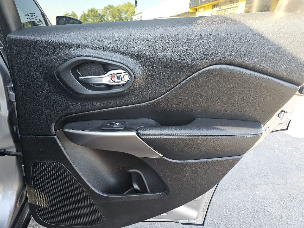 Used 2019 Jeep Cherokee Latitude w/ Popular Appearance Group image 40