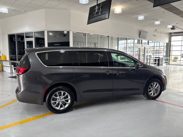 Used 2023 Chrysler Pacifica Touring-L w/ Uconnect Theater Family Group AWD/4WD image 10