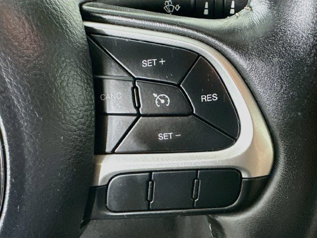 Used 2018 Jeep Compass Latitude FWD image 10