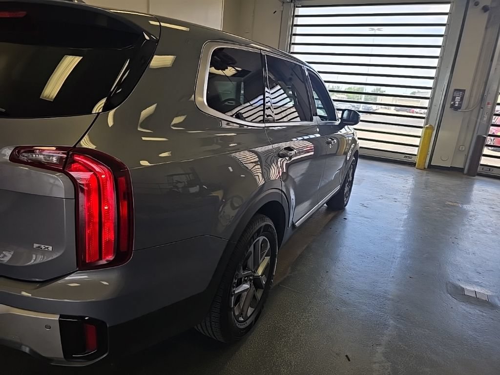 Used 2023 Kia Telluride LX AWD/4WD image 3