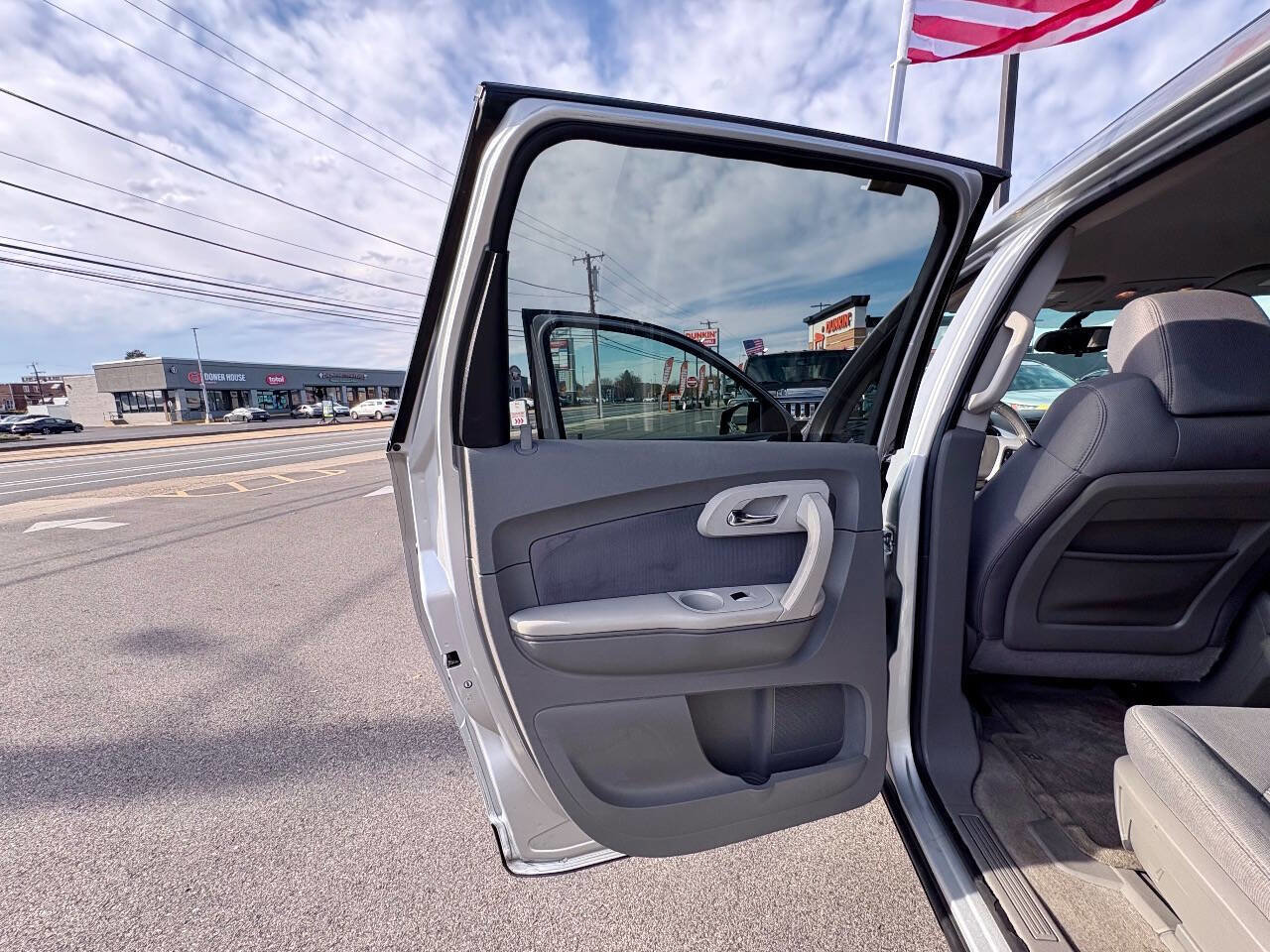 Used 2011 Chevrolet Traverse LS image 23