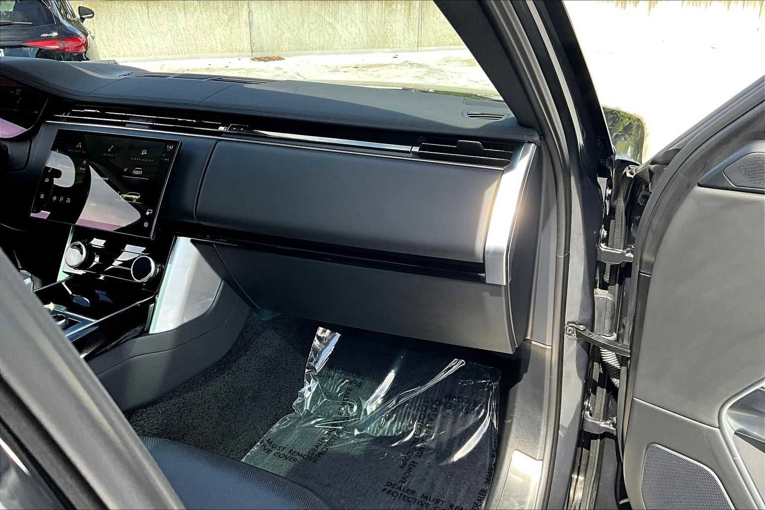 Used 2023 Land Rover Range Rover Long Wheelbase SE image 33