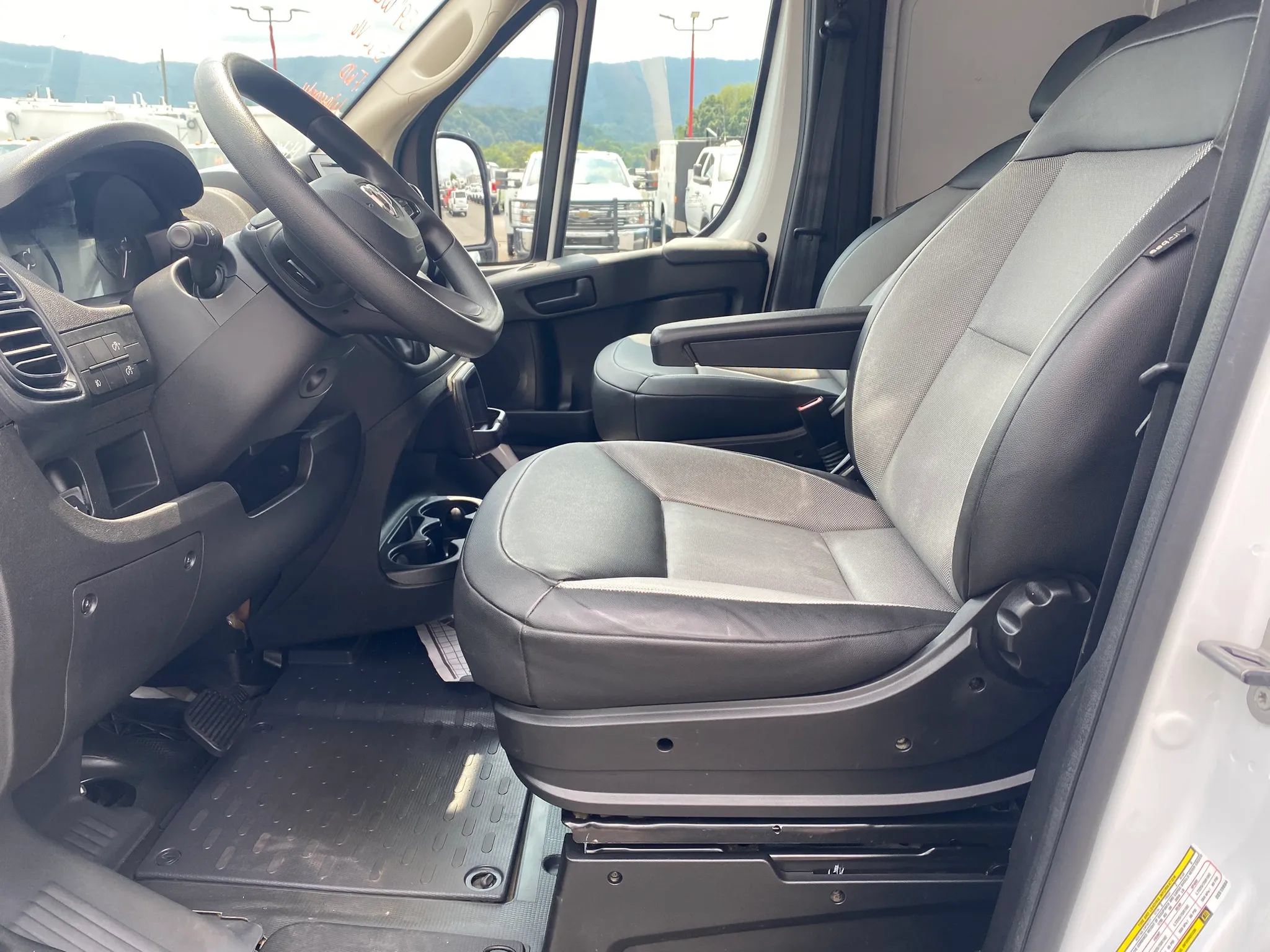Used 2025 RAM ProMaster 2500 w/ Convenience Group FWD image 9