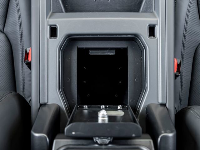 Used 2025 Land Rover Defender 90 X-Dynamic SE image 30