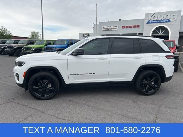 Used 2023 Jeep Grand Cherokee Altitude AWD/4WD image 2