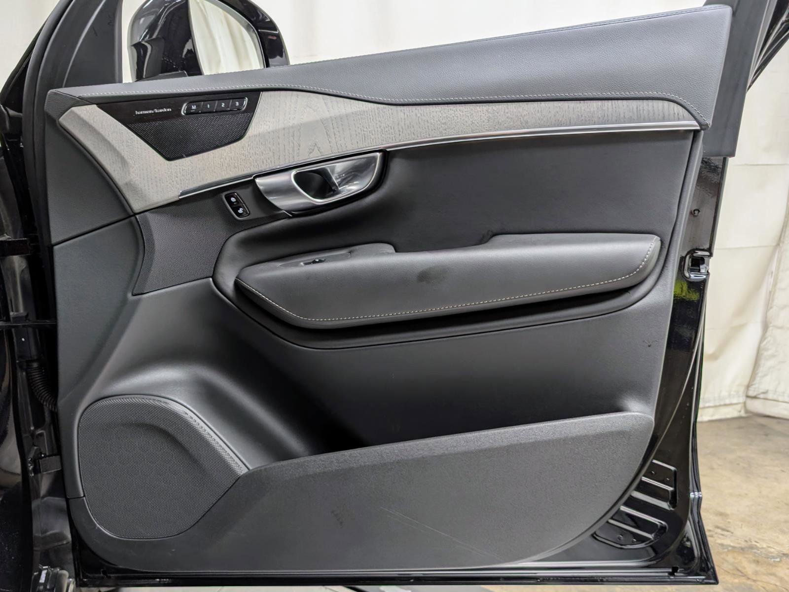 Used 2025 Volvo XC90 T8 Ultra w/ Protection Package Premier image 30