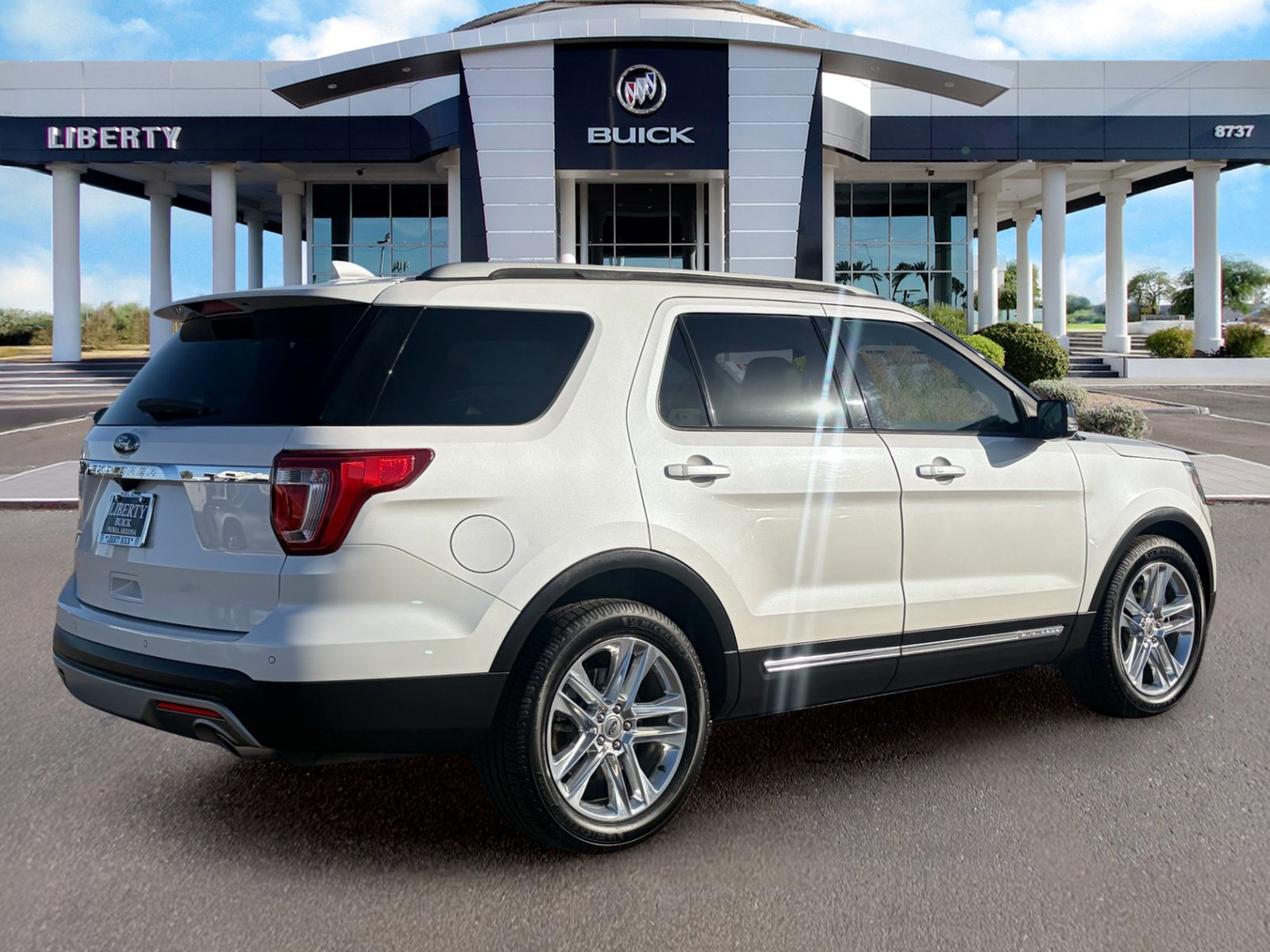 Used 2017 Ford Explorer XLT w/ Equipment Group 202A FWD image 4
