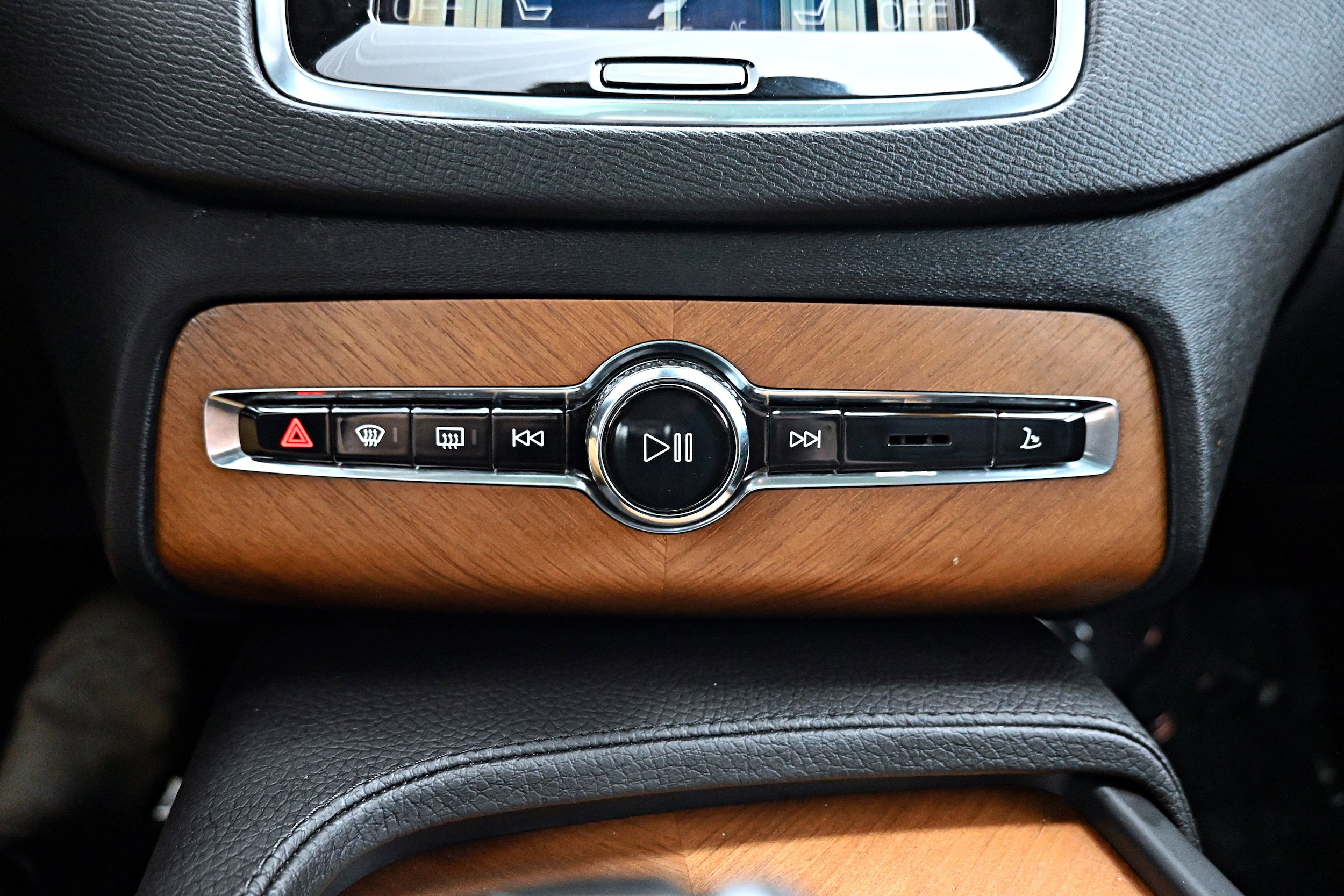 Used 2022 Volvo XC90 T6 Momentum w/ Climate Package image 9