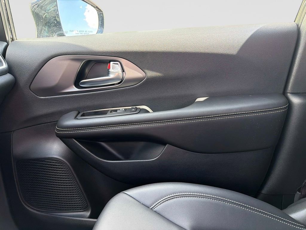Used 2026 Chrysler Pacifica Select FWD image 23