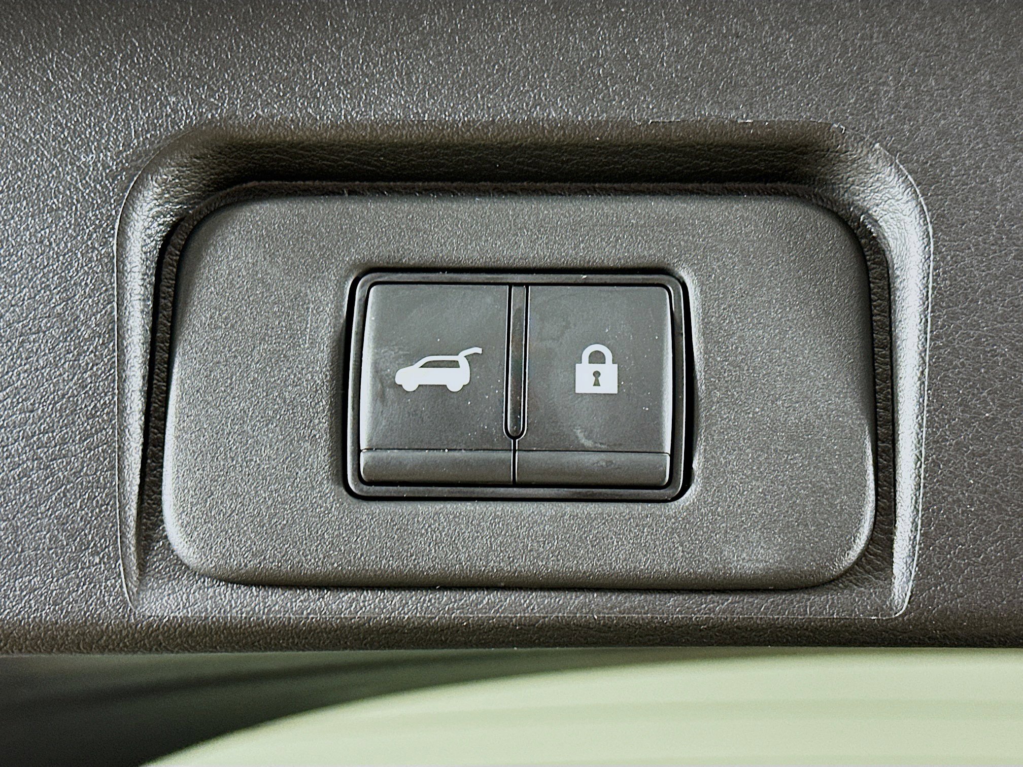 Used 2025 Nissan Rogue SV image 28