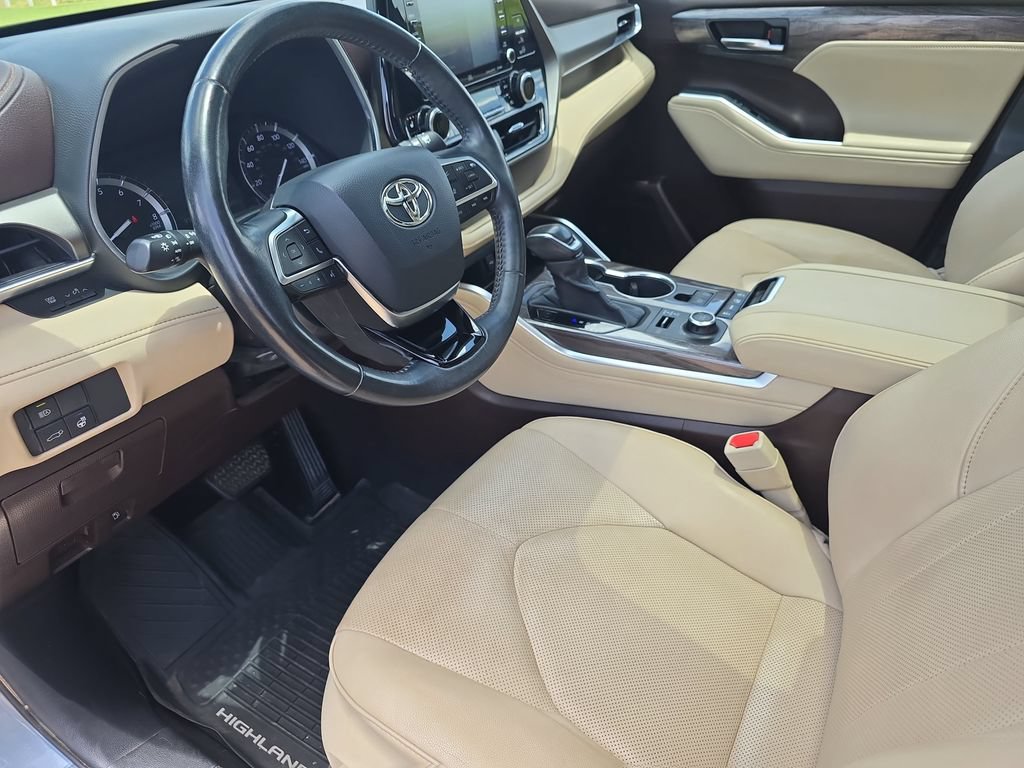 Used 2020 Toyota Highlander Limited w/ Protection Package #3 AWD/4WD image 17