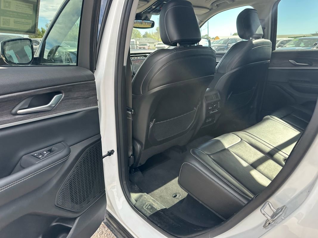 Used 2023 Jeep Grand Cherokee Limited w/ Black Appearance Package image 30