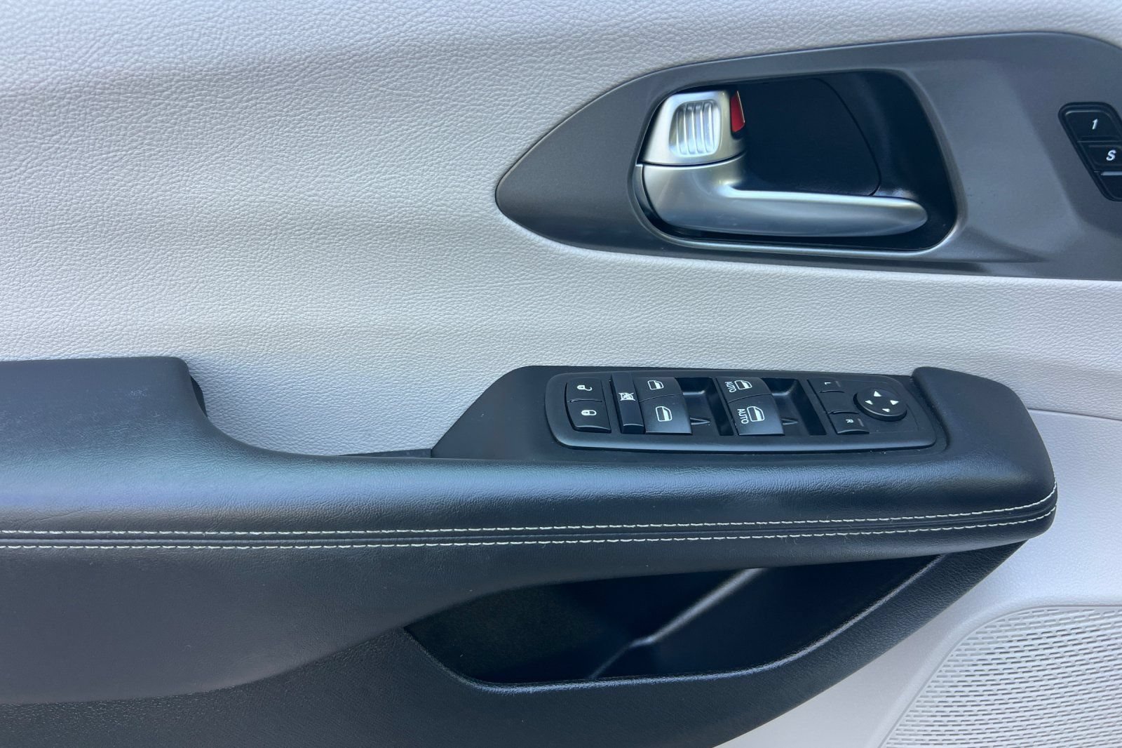 Used 2024 Chrysler Pacifica Touring-L FWD image 11
