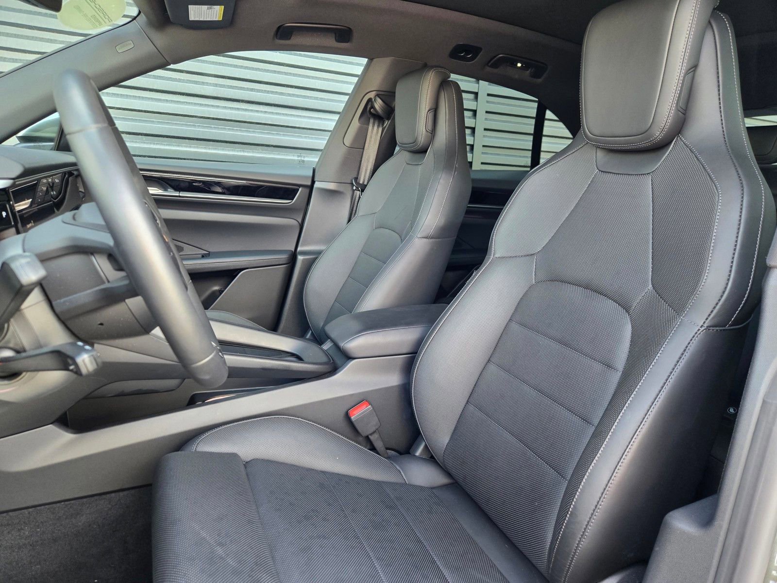 Certified 2025 Porsche Macan 4 Electric AWD/4WD image 5