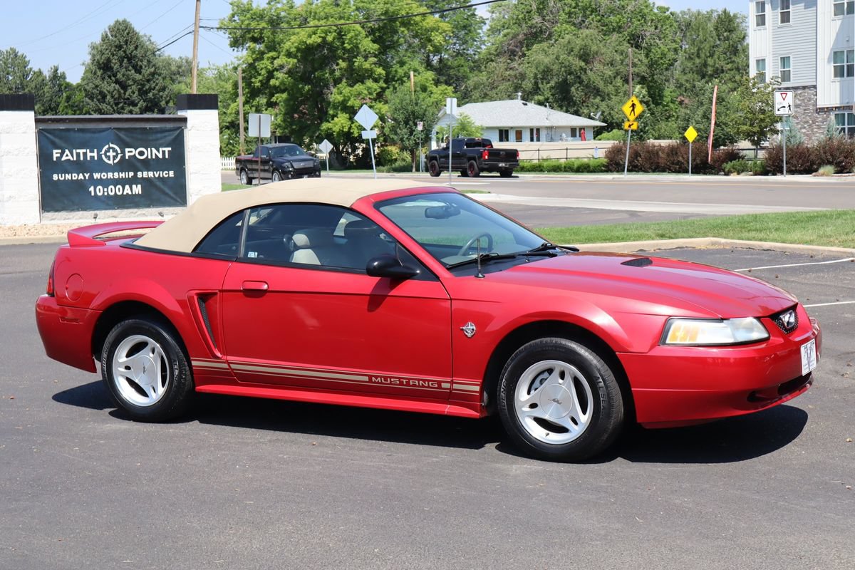 Used 1999 Ford Mustang Convertible RWD image 2
