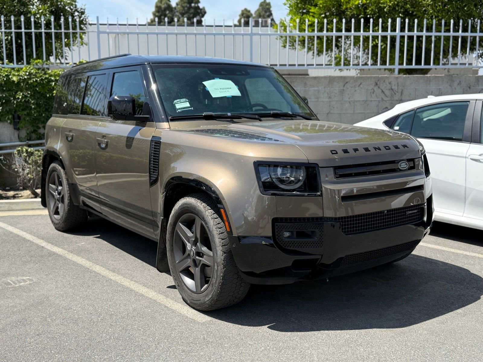 Used 2023 Land Rover Defender 110 X-Dynamic SE image 2