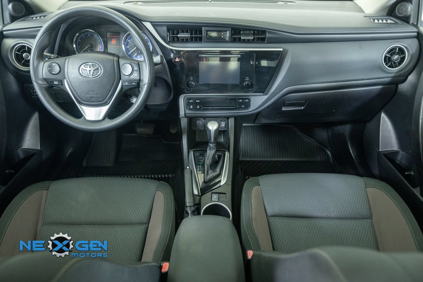 Used 2018 Toyota Corolla LE FWD image 29