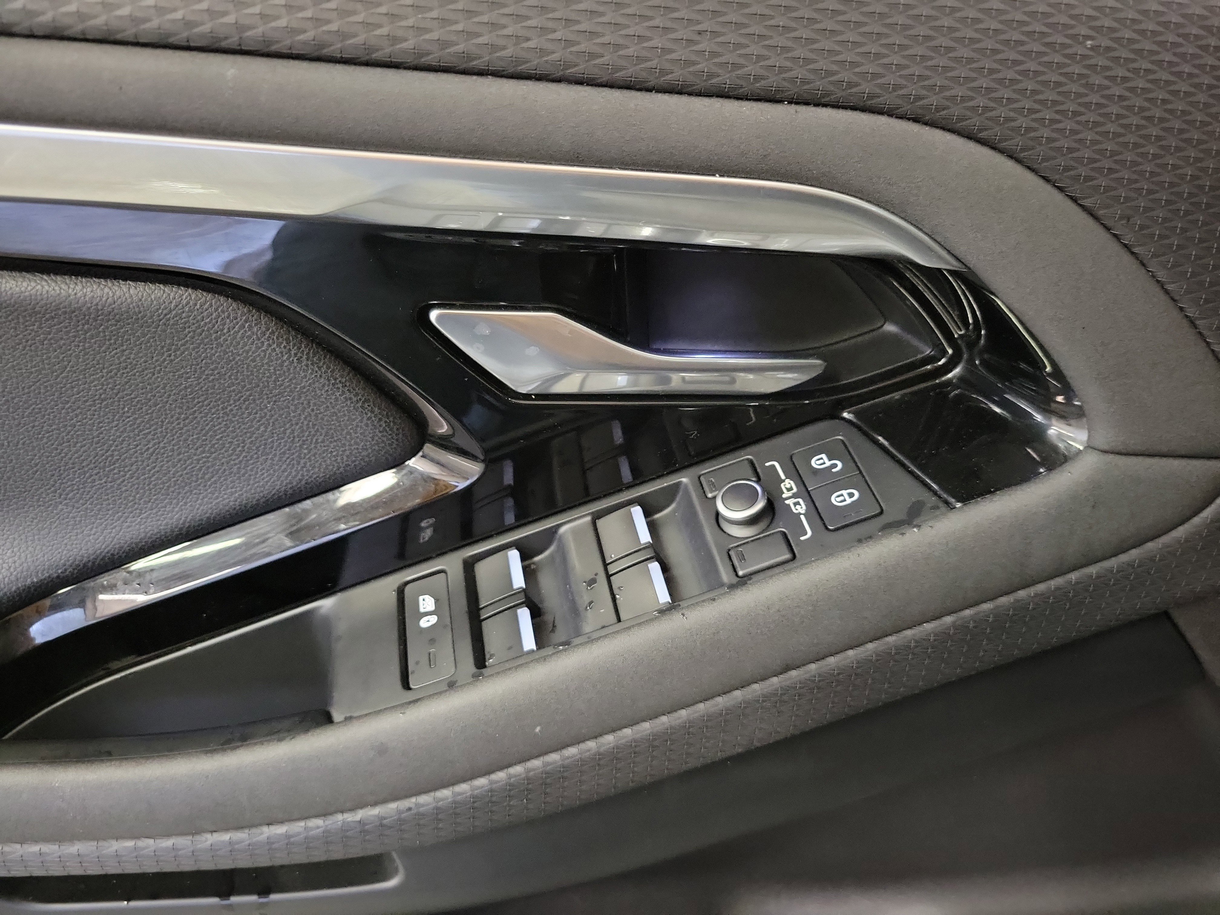 Used 2020 Land Rover Range Rover Evoque S image 24