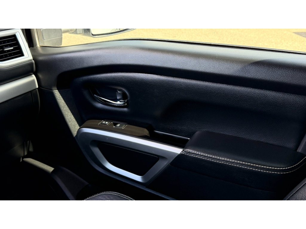 Used 2019 Nissan Titan PRO-4X w/ Pro-4x Convenience Package AWD/4WD image 18
