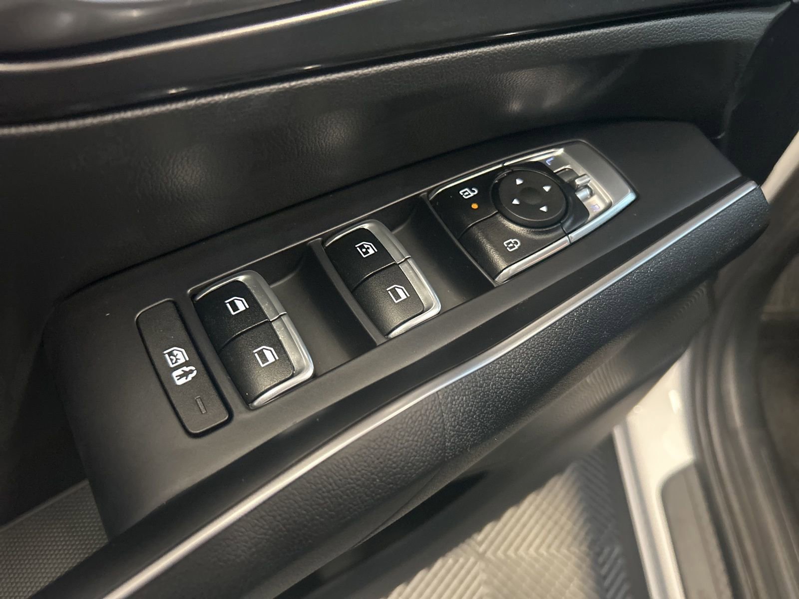 Used 2025 Kia Sorento LX image 17