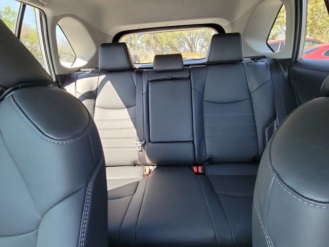 Used 2021 Toyota RAV4 XLE Premium image 5