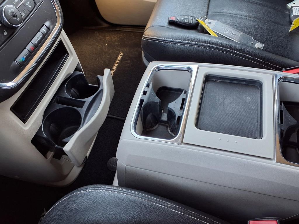 Used 2016 Chrysler Town & Country Touring w/ Driver Convenience Group FWD image 9