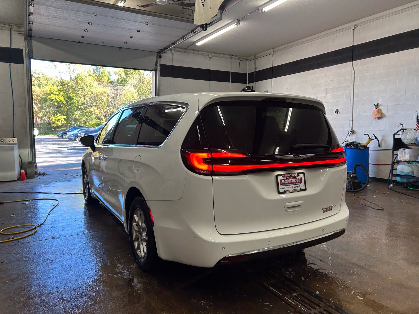 Used 2025 Chrysler Pacifica Select FWD image 4