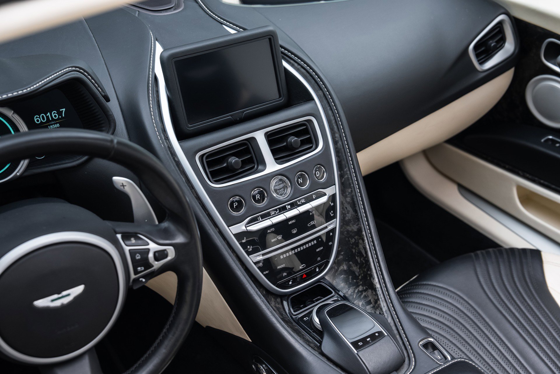 Used 2020 Aston Martin DB11 Volante image 32