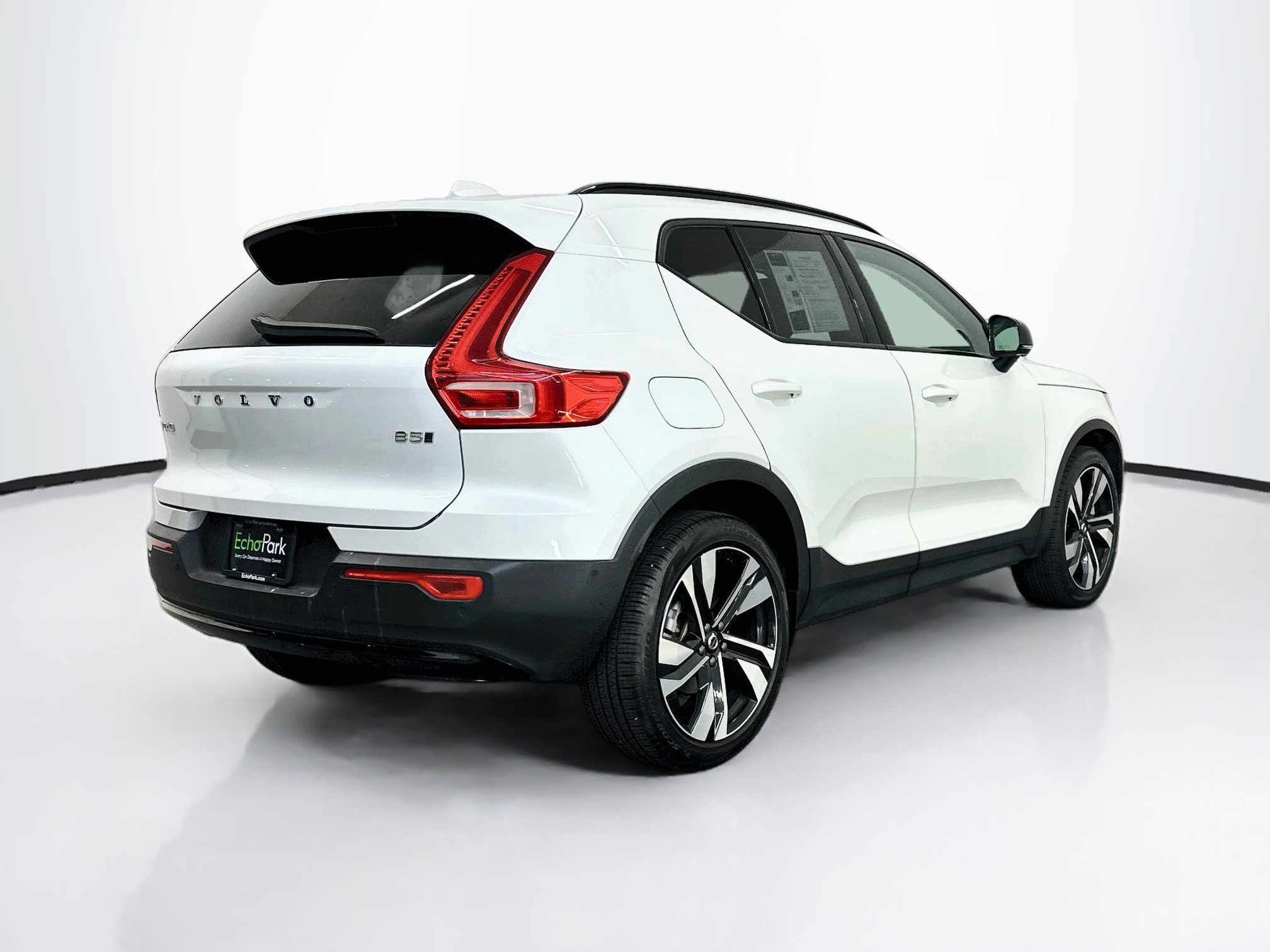 Used 2025 Volvo XC40 B5 Plus AWD/4WD image 9