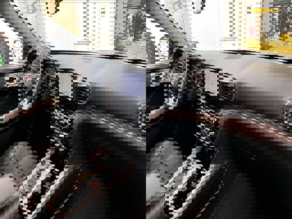 Used 2023 Ford Explorer Limited w/ Equipment Group 301A AWD/4WD image 14