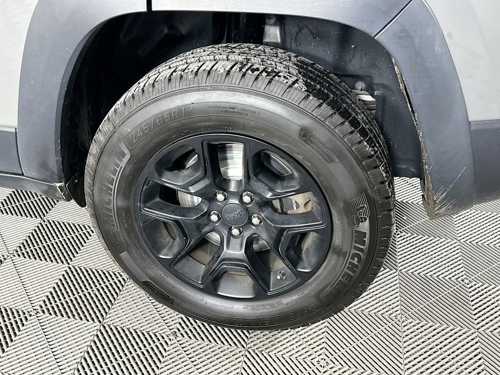 Used 2019 Jeep Cherokee Trailhawk w/ Cold Weather Group image 38