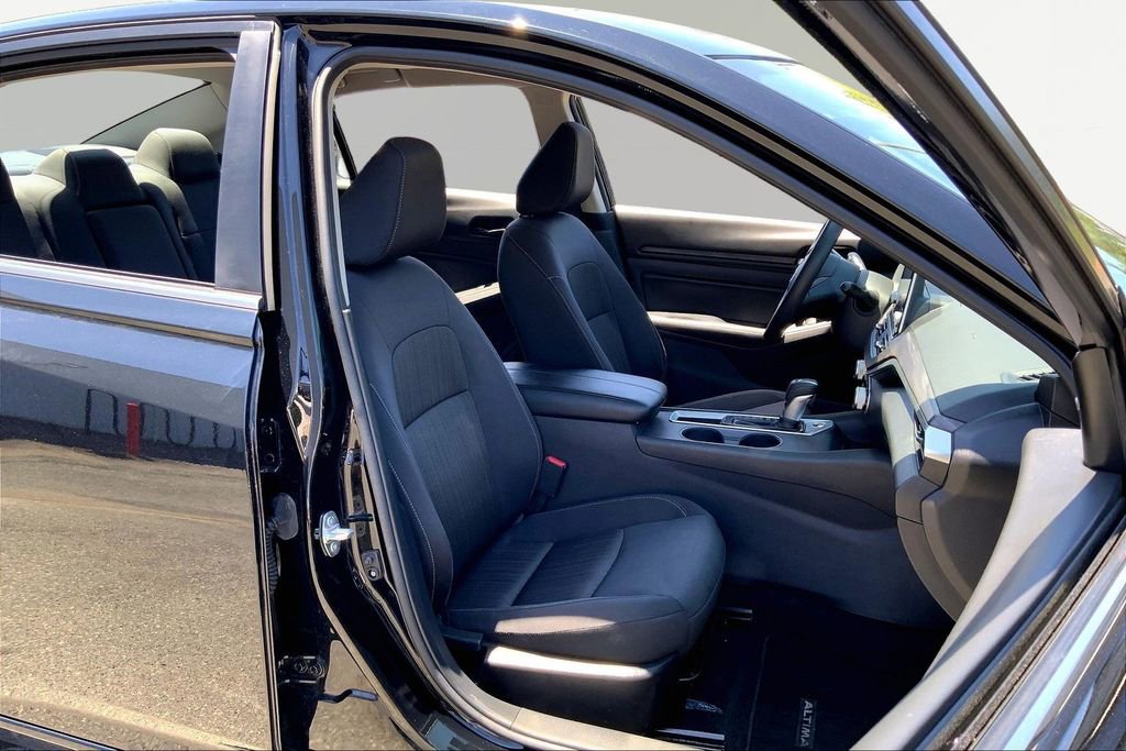 Used 2025 Nissan Altima 2.5 SV FWD image 19