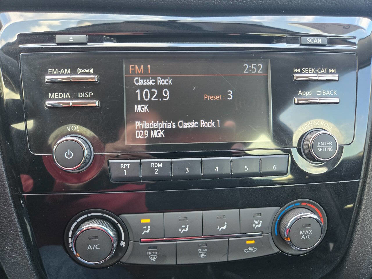 Used 2015 Nissan Rogue S AWD/4WD image 19
