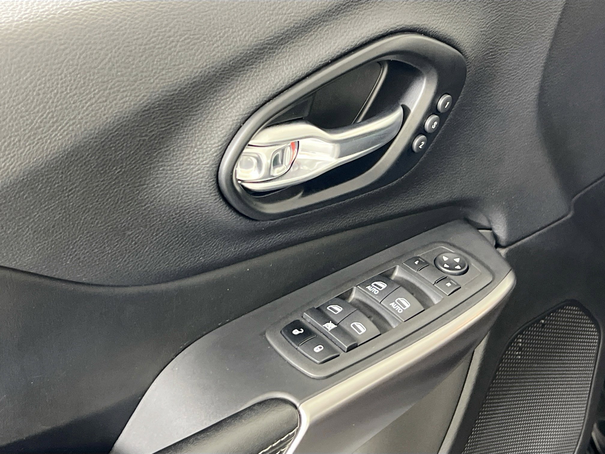 Used 2022 Jeep Cherokee Limited image 17