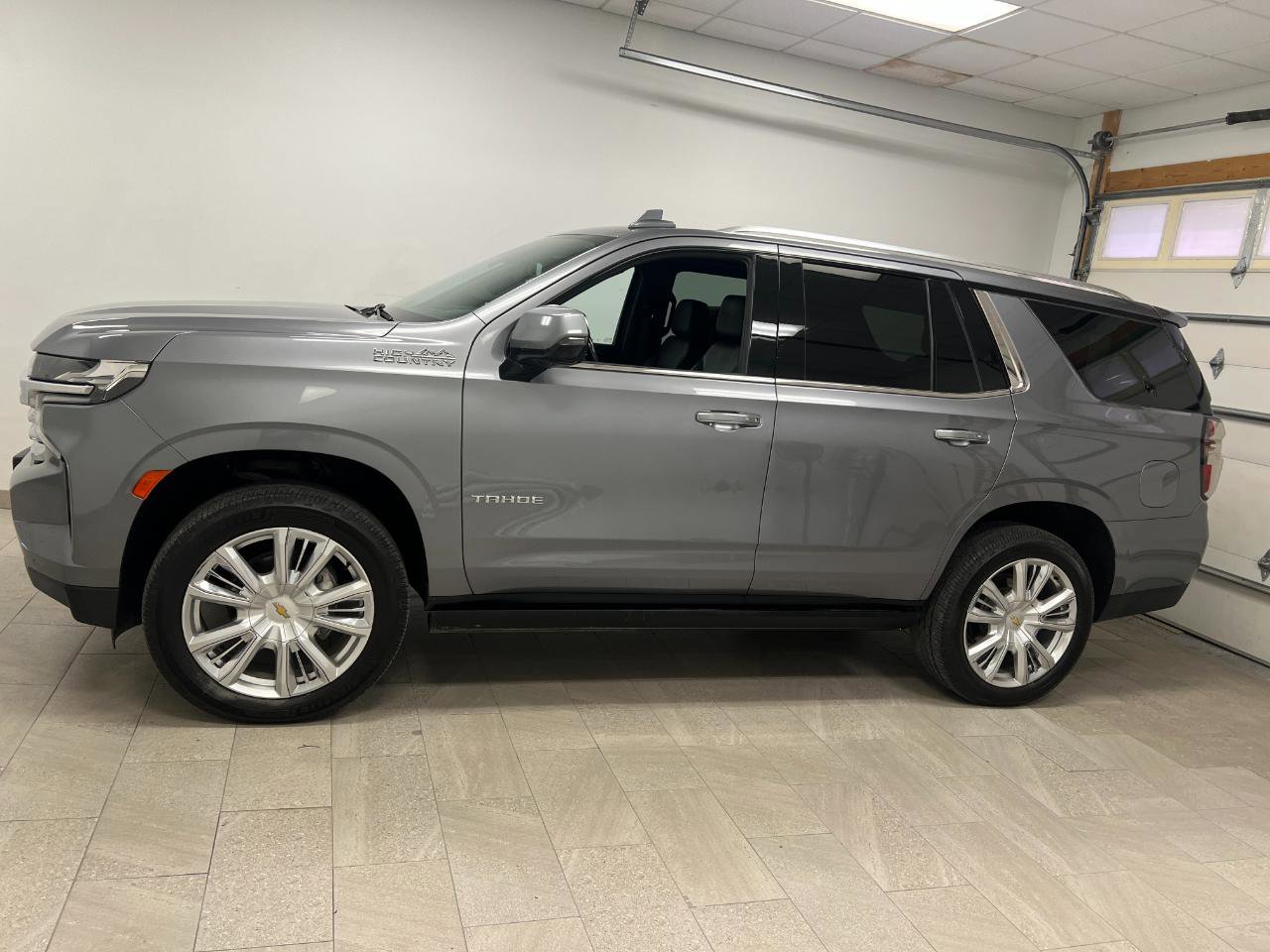 Used 2021 Chevrolet Tahoe High Country w/ Premium Package AWD/4WD image 6